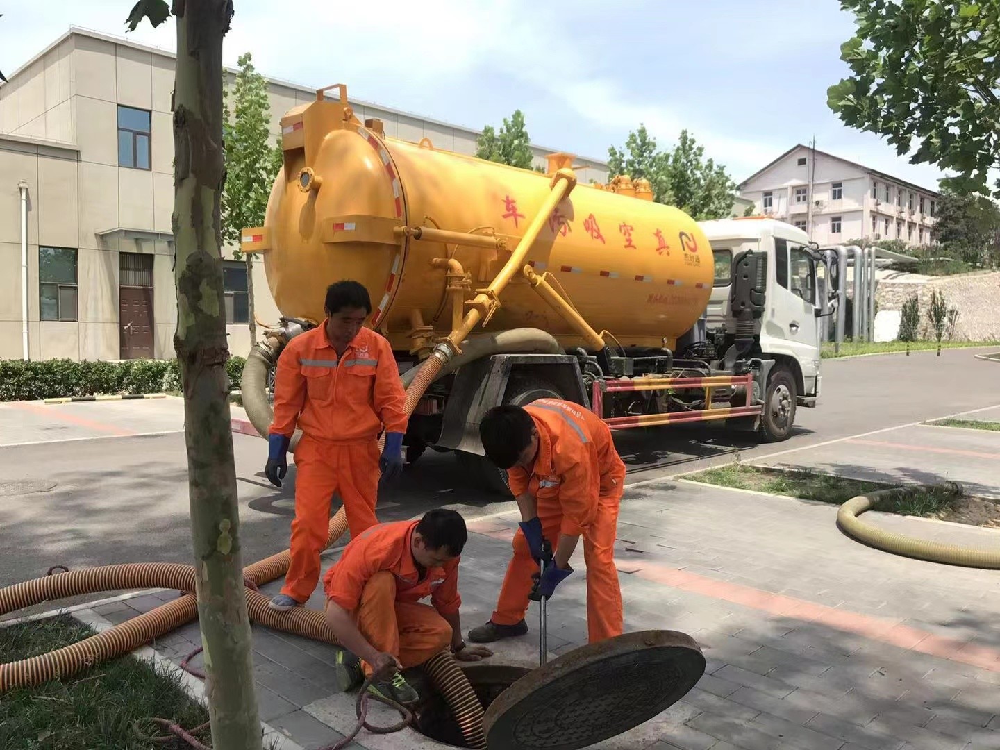 三道镇化粪池清理与5-8吨吸粪车施工效率分析